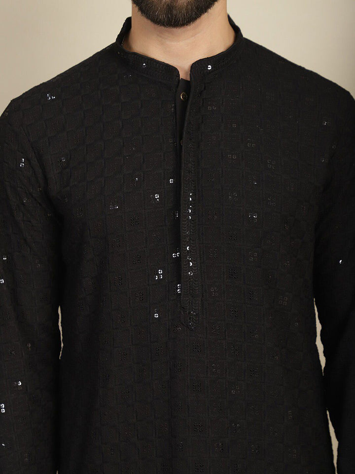 Anouk Kolar Mandarin Sulam Geometrik Kurta Lurus Kapas Labuci dengan Churidar
