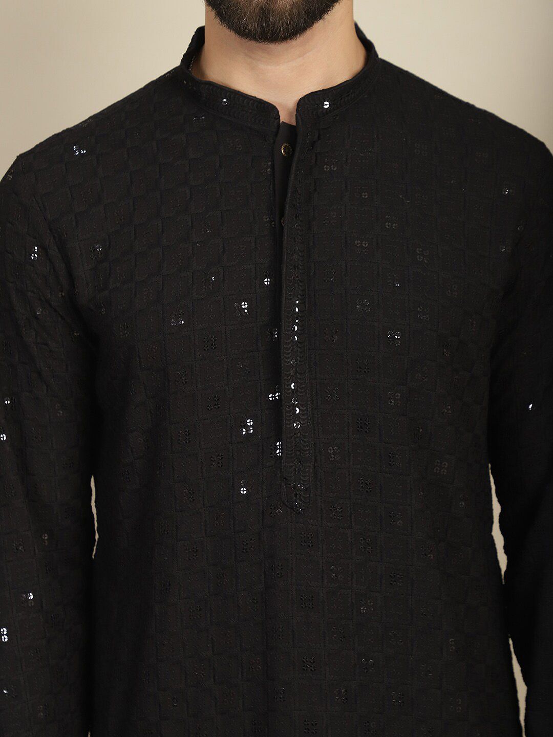 Anouk Kolar Mandarin Sulam Geometrik Kurta Lurus Kapas Labuci dengan Churidar