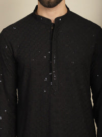 Anouk Kolar Mandarin Sulam Geometrik Kurta Lurus Kapas Labuci dengan Churidar