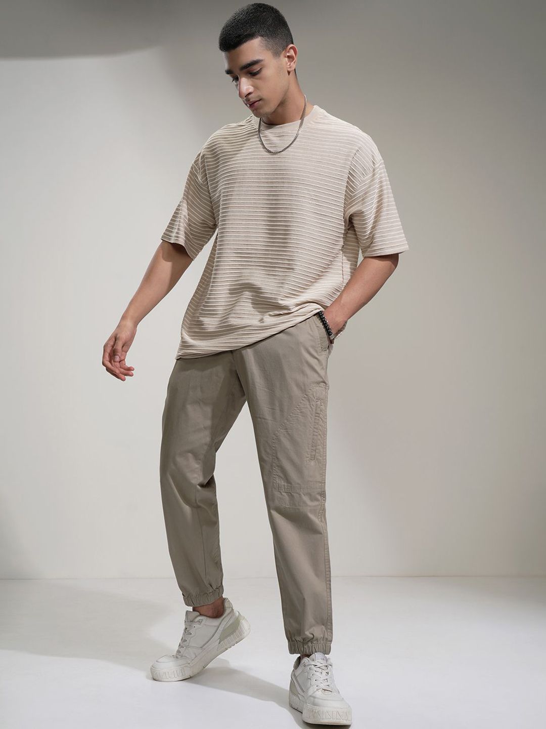 HIGHLANDER Men Solid Elasticated Relaxed Fit Cargo Jogger