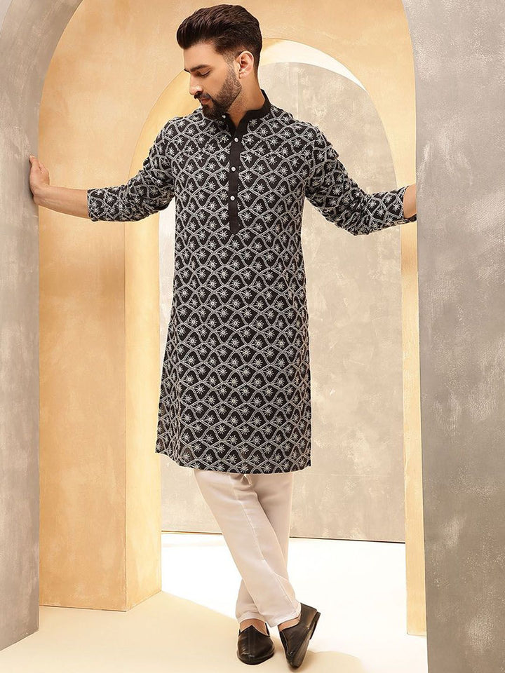 Anouk Kurta Lurus Bersulam Geometri Hitam Putih Kolar