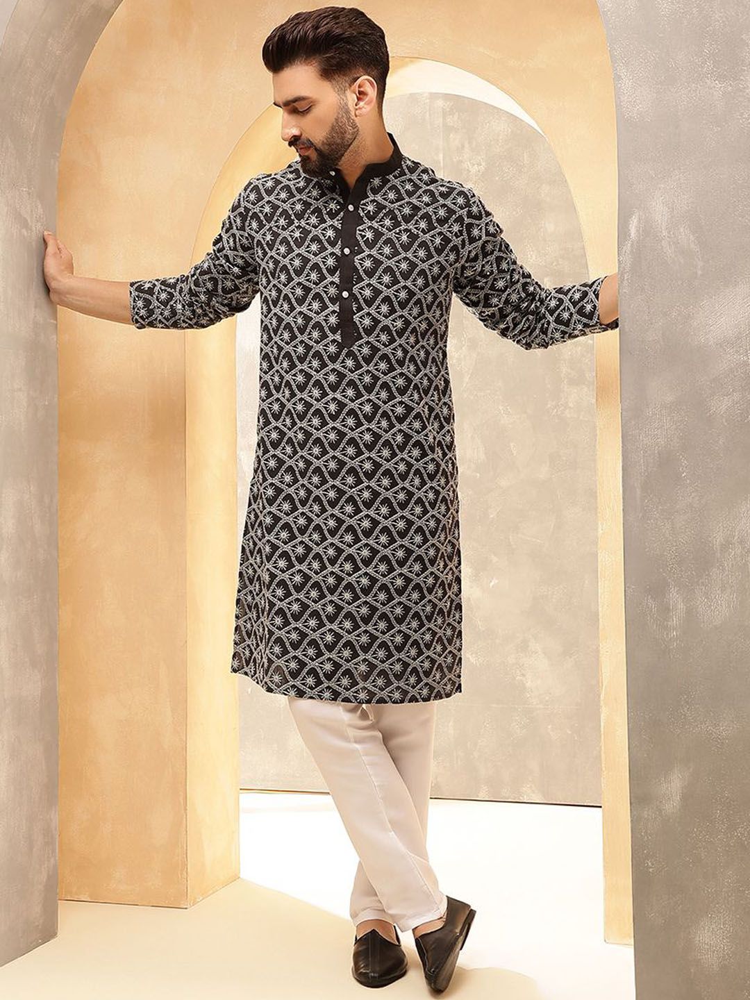 Anouk Kurta Lurus Bersulam Geometri Hitam Putih Kolar