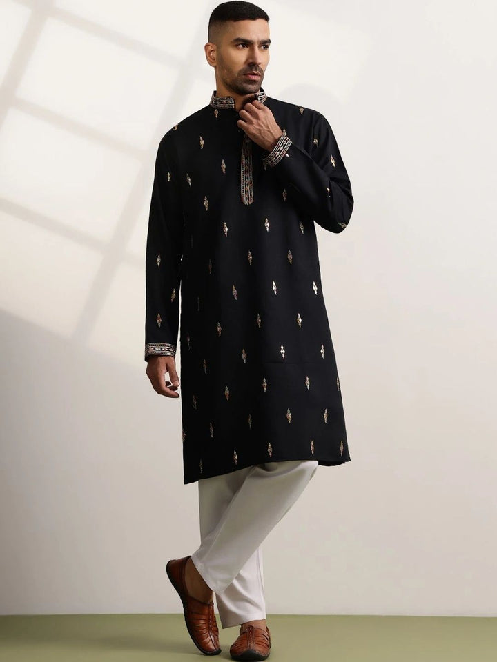 SOJANYA Men Embellished Thread Work Kurta