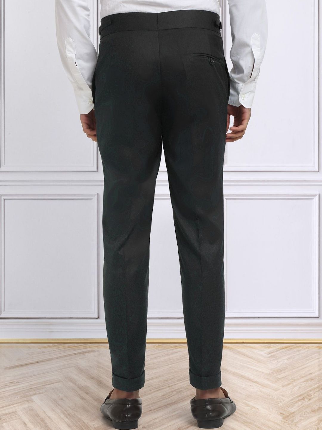KLOTTHE Men Textured Slim Fit Easy Wash Pleated Trousers