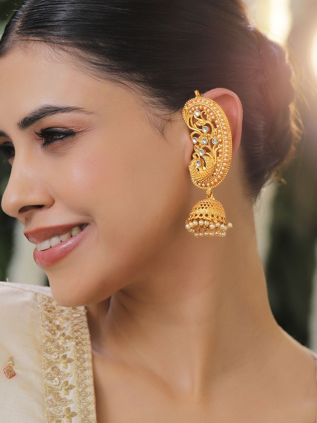 Rubans 22K Motif Peacock Gold-plated Earring Earring Jhumka dengan Batu Putih & Mutiara Drop