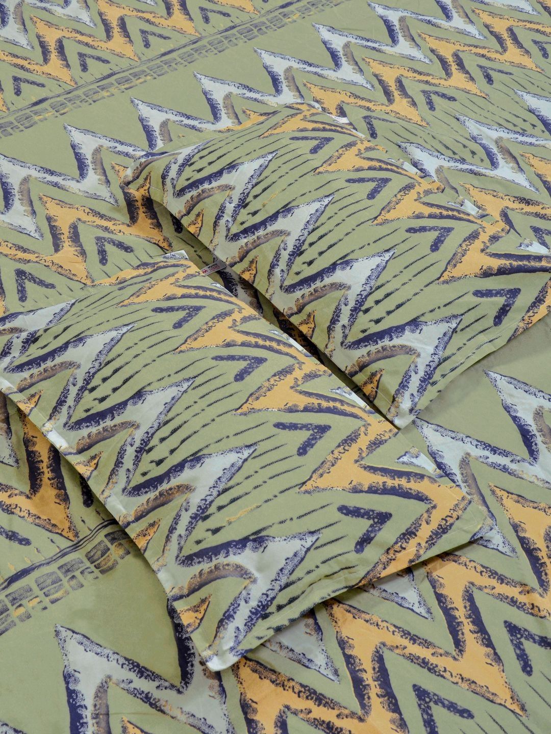 Myntra Elegant Homes Green Chevron Polycotton 300 TC King Fine Bedsheet with 2 Pillow Covers-98 x 89 inches