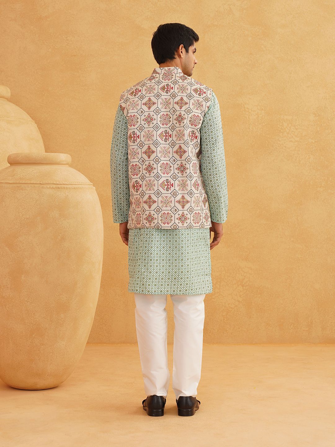 SOJANYA Motif Etnik Bercetak Kurta Lurus Kolar Mandarin Dengan Piyama Dan Jaket Nehru