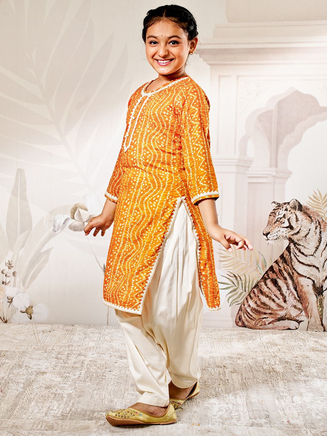 VASTRAMAY Girls Bandhani Printed Regular Kurta with Patiala
