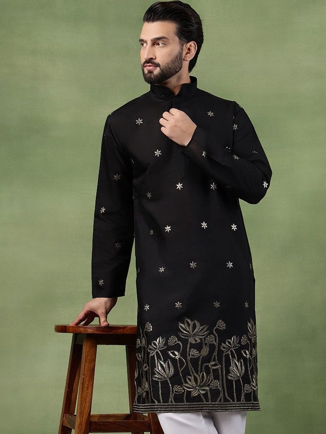 SOJANYA Men Floral Embroidered Kurta