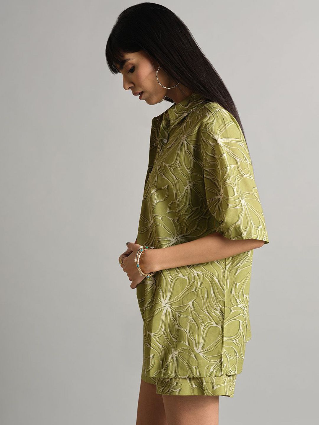Dan baju baju kemeja yang dicetak dengan seluar pendek dengan seluar pendek