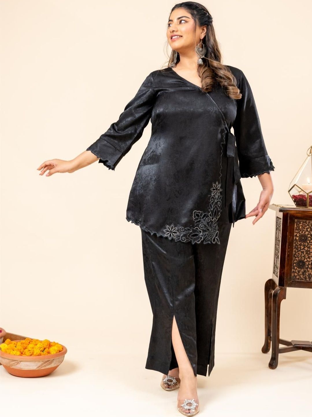 Mamicha Self-Designed V-Neck Kurta Set