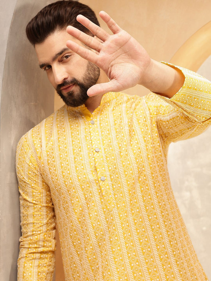 Anouk Yellow Geometric Sulam Mandarin Collar Straight Pure Cotton Fusion Kurta dengan Piyama