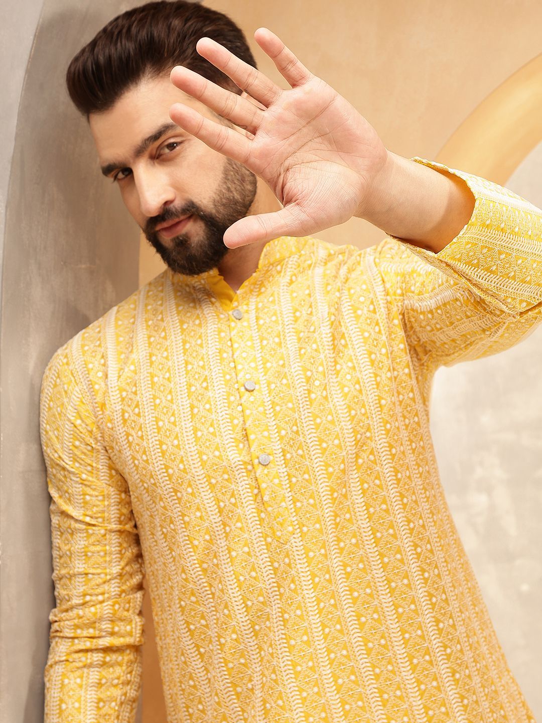 Anouk Yellow Geometric Sulam Mandarin Collar Straight Pure Cotton Fusion Kurta dengan Piyama