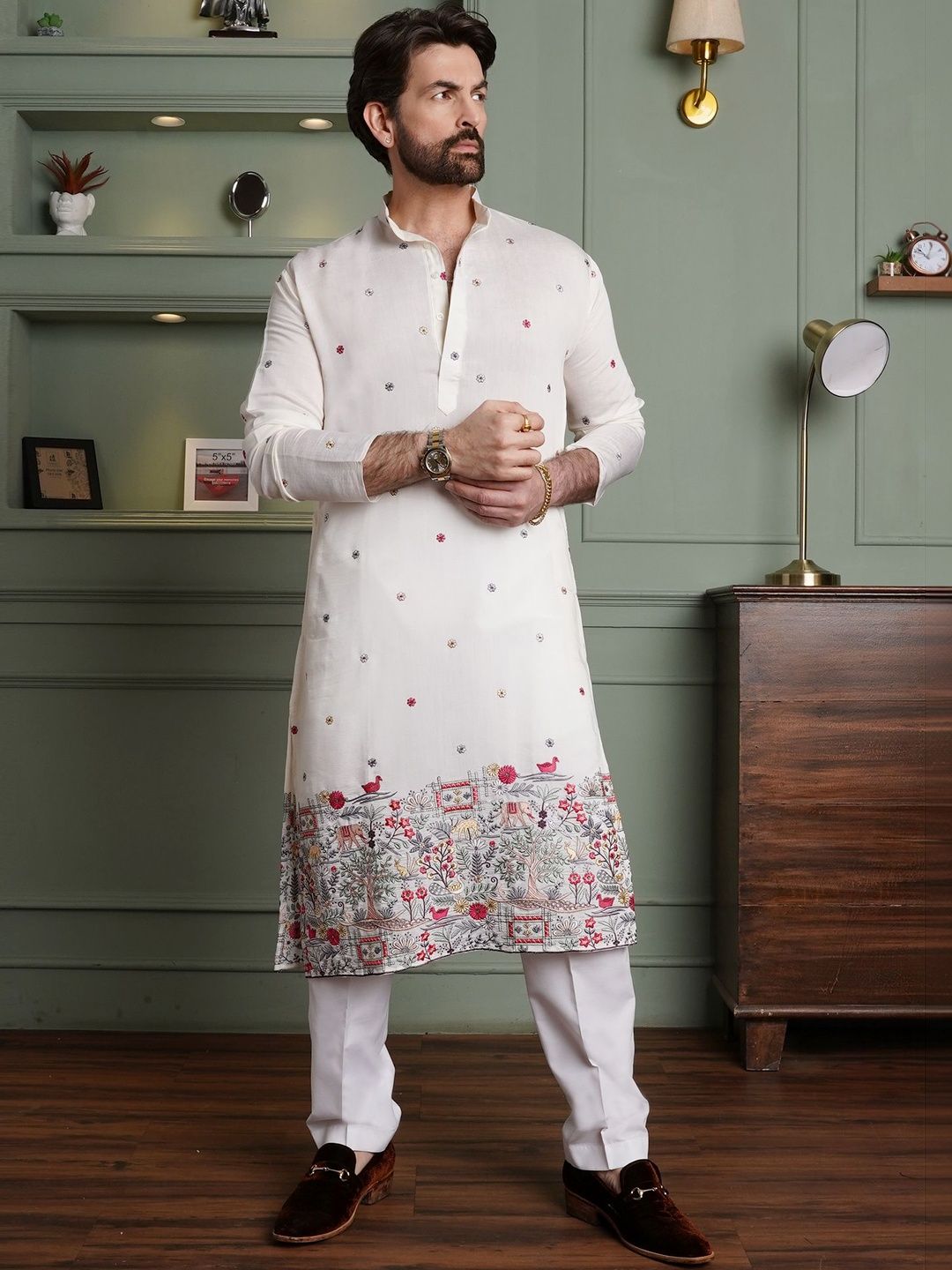 SOJANYA Men Embroidered Thread Work Kurta