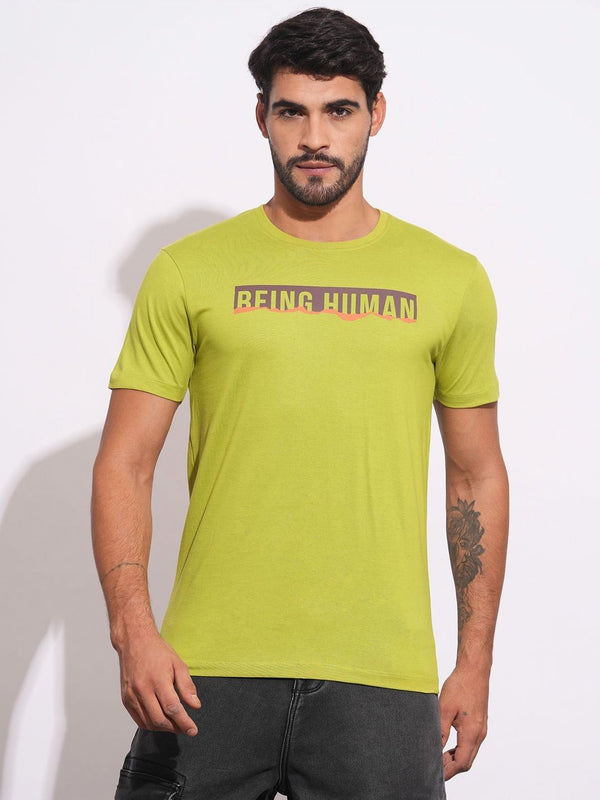 Menjadi lelaki manusia tipografi dicetak t-shirt lampiran leher yang ramping