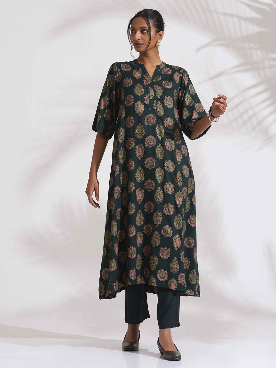 trueBrowns Floral Printed Straight Kurta with Trousers