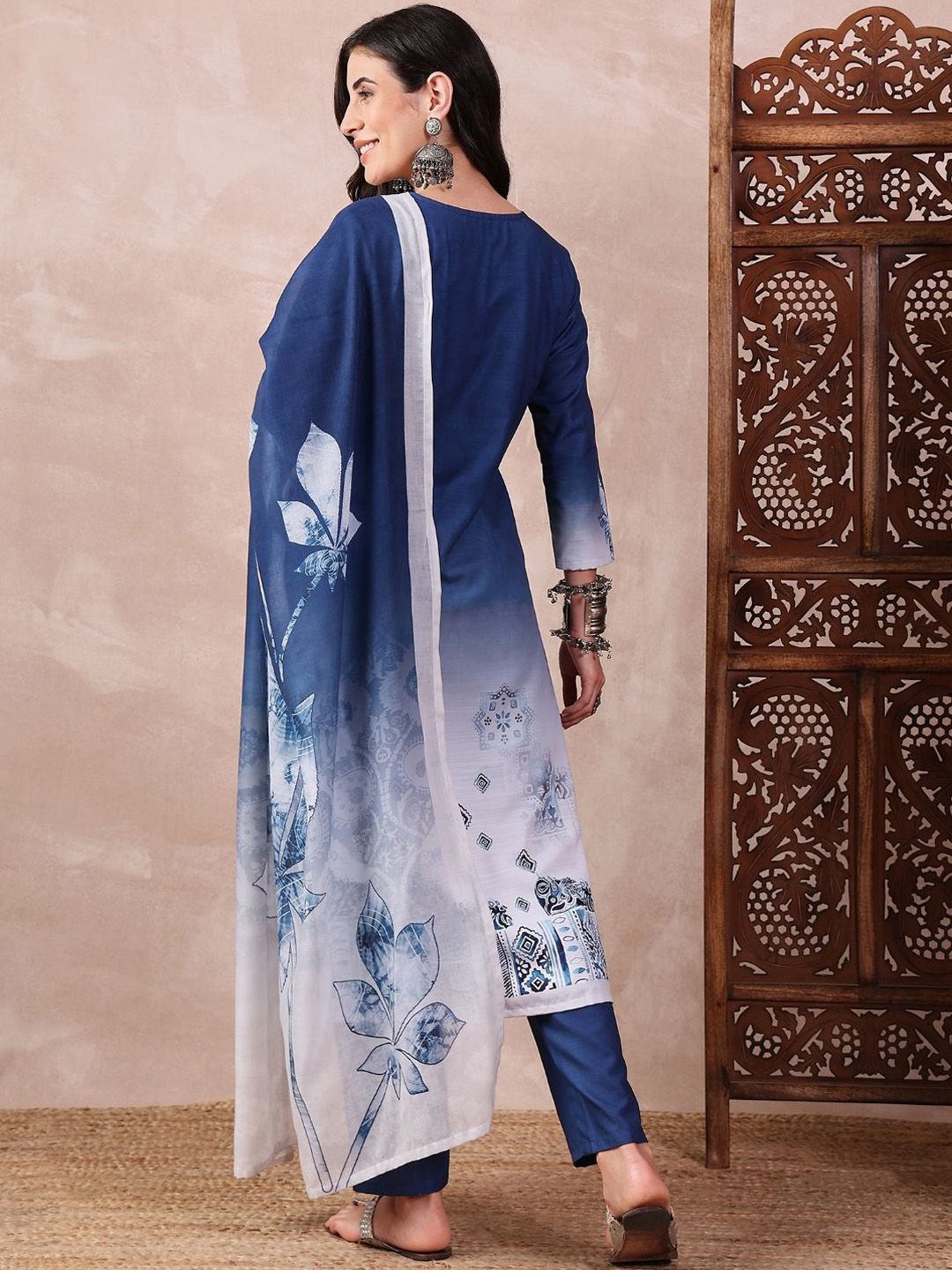 Kalini Floral Printed V-Neck Sequinned Straight Kurta dengan Seluar dan Dupatta