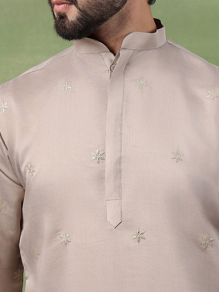 SOJANYA Men Floral Embroidered Kurta