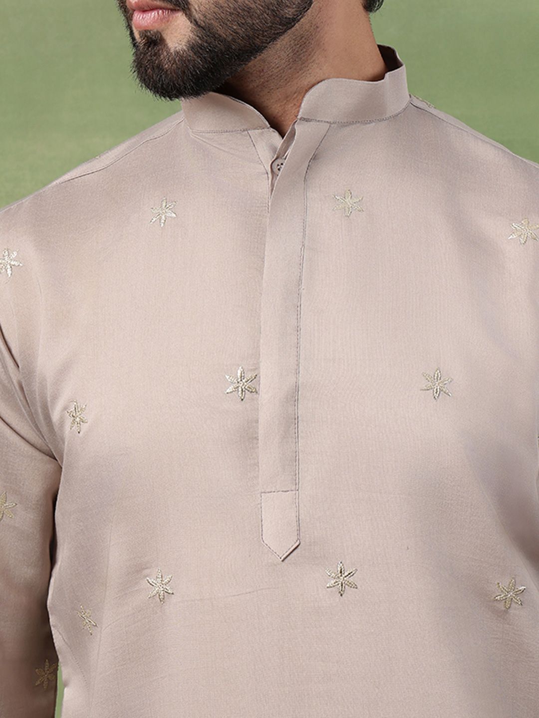 SOJANYA Men Floral Embroidered Kurta
