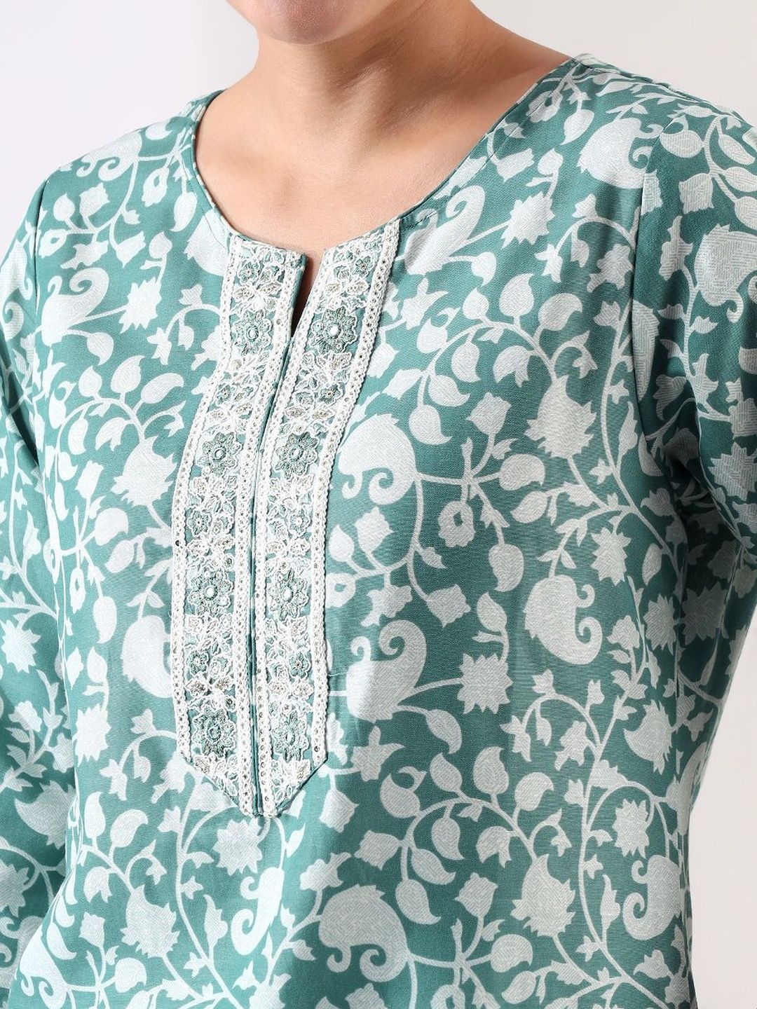 Mamicha Women Floral Printed Regular Thread Work Kurta with Trousers & With Dupatta