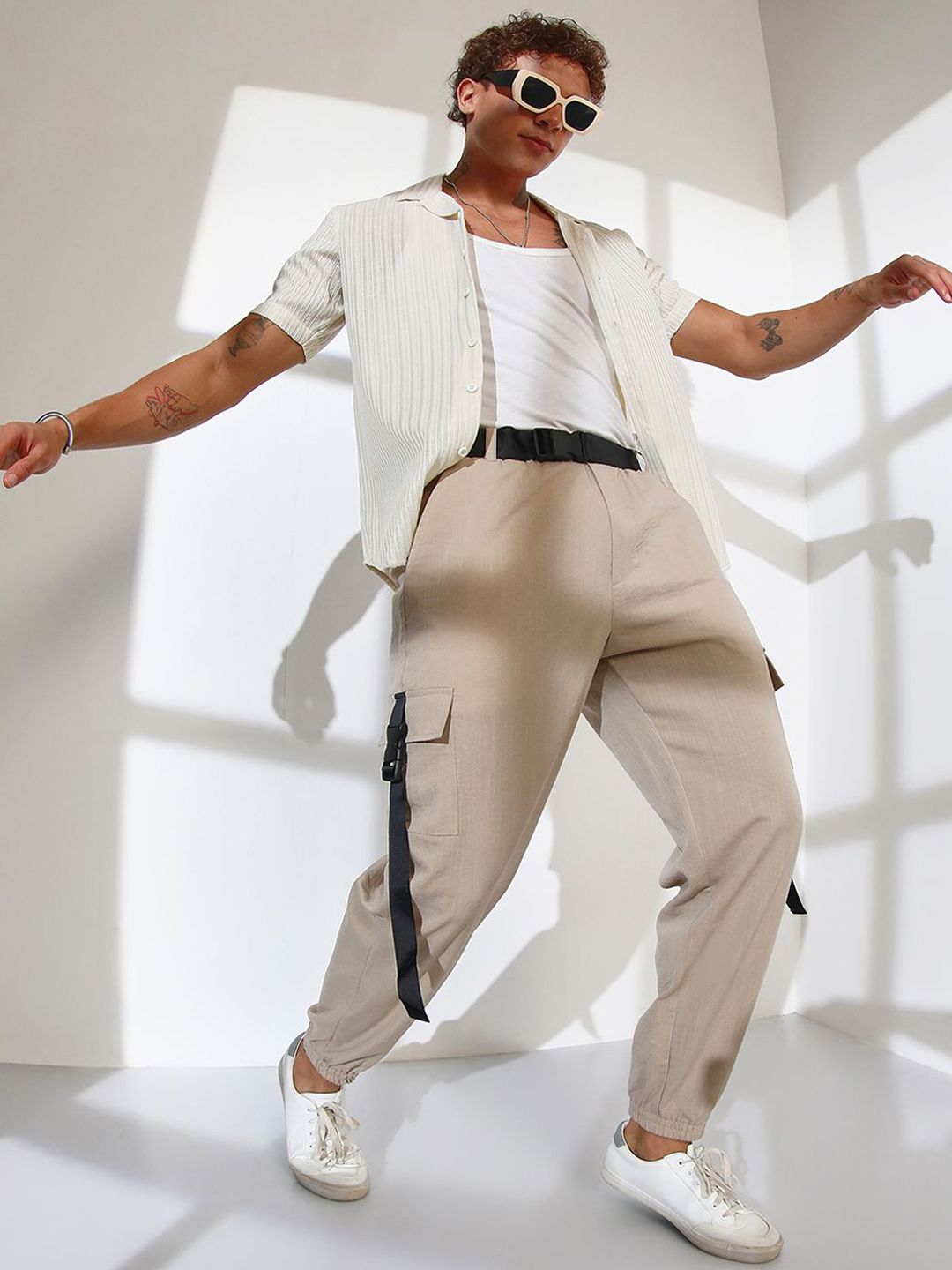 Campus Sutra Men Solid Mid-Rise Comfort Easy Wash Cargos Trousers