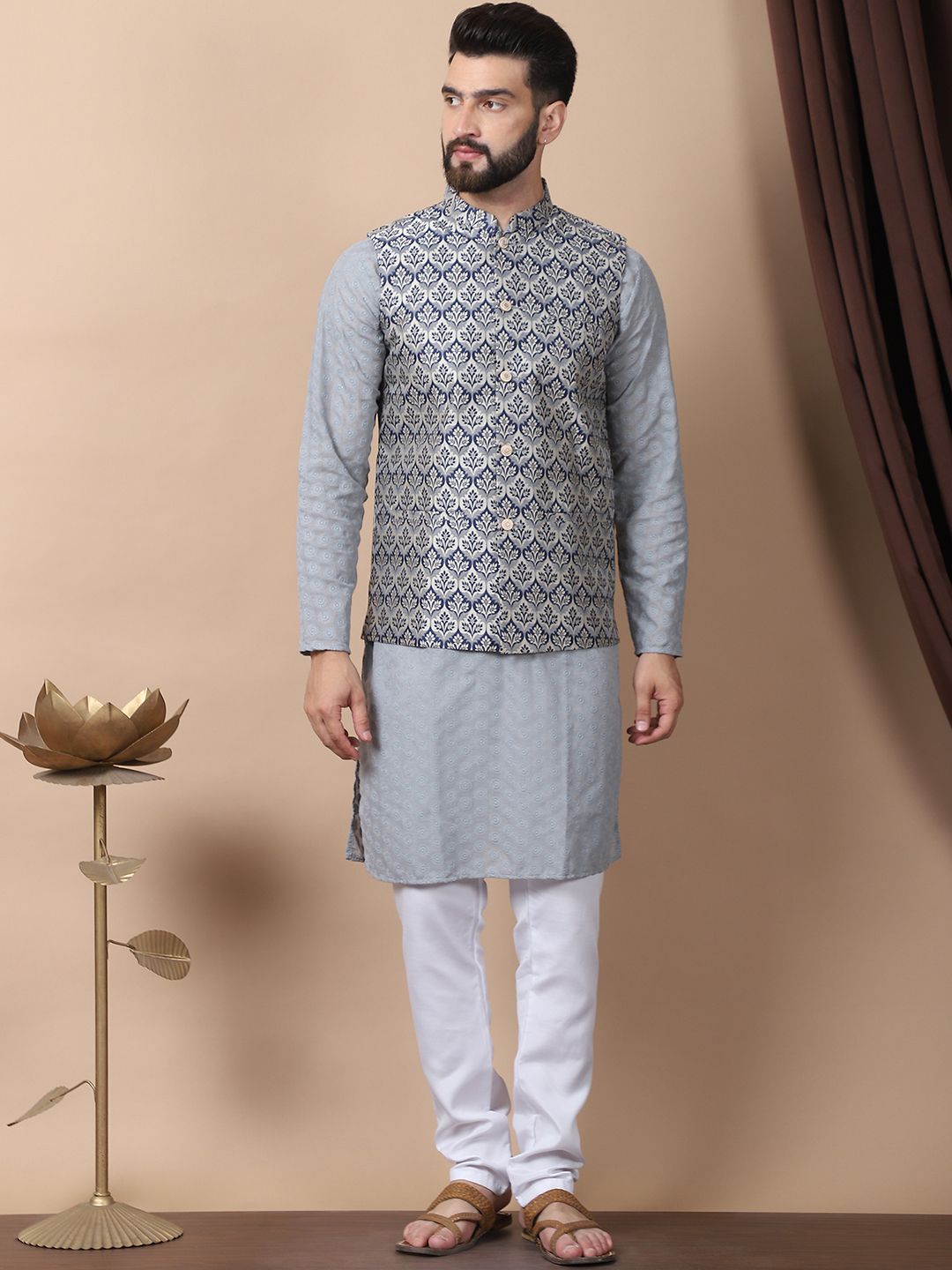 Anouk Grey Floral Sulam Benang Berfungsi Kurta Kapas Tulen dengan Jaket Churidar & Nehru