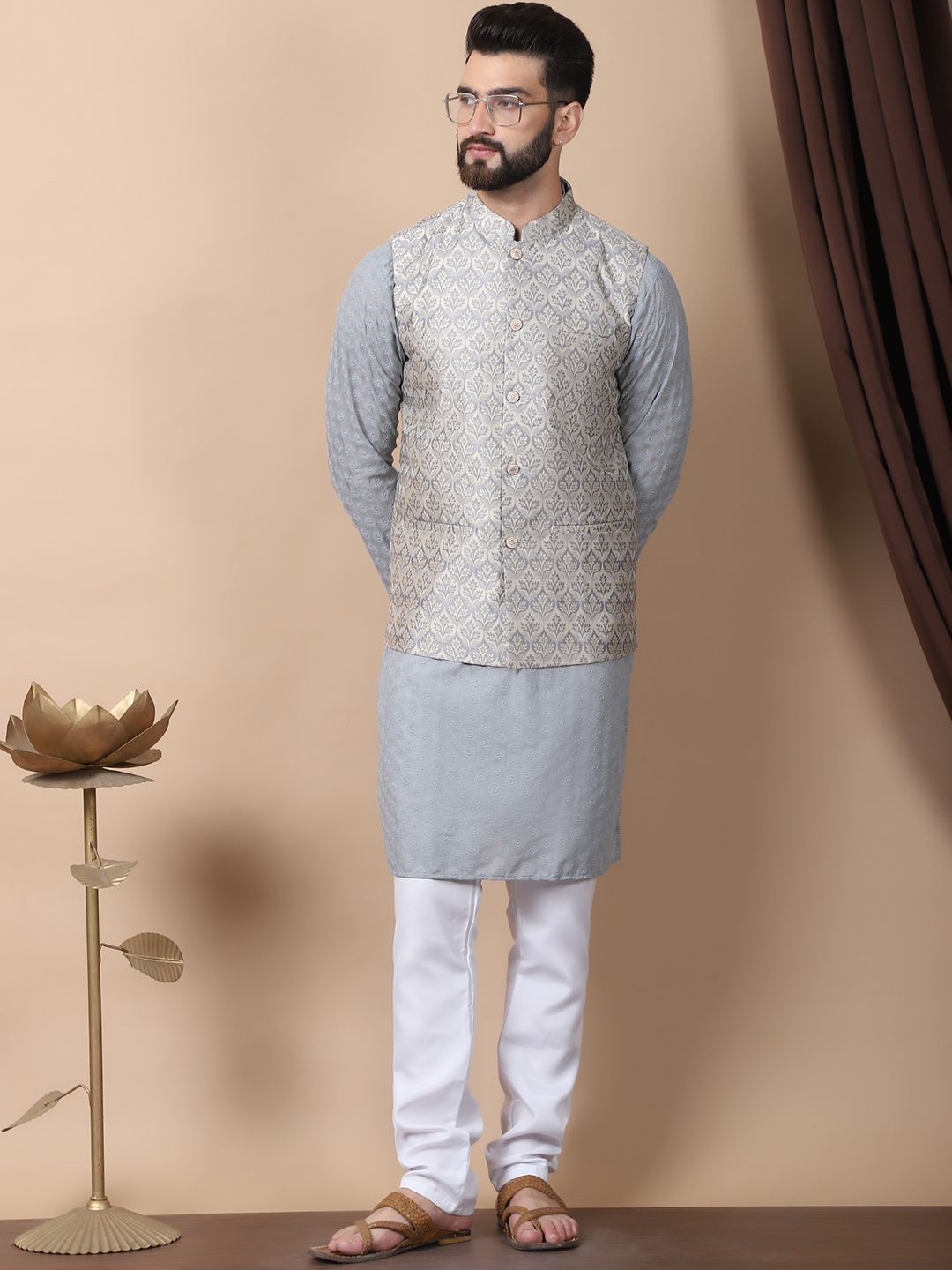 Anouk Grey Floral Sulam Benang Berfungsi Kurta Kapas Tulen dengan Jaket Churidar & Nehru