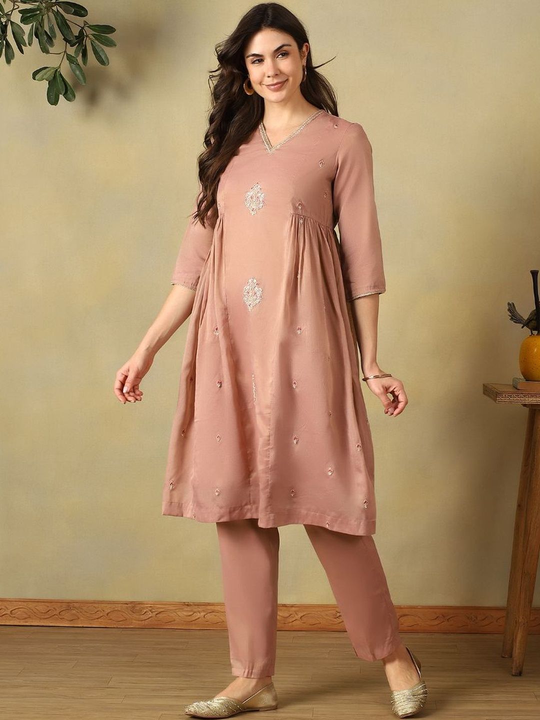 Mamicha Women Ethnic Motifs Embroidered Empire Thread Work Kurta with Trousers