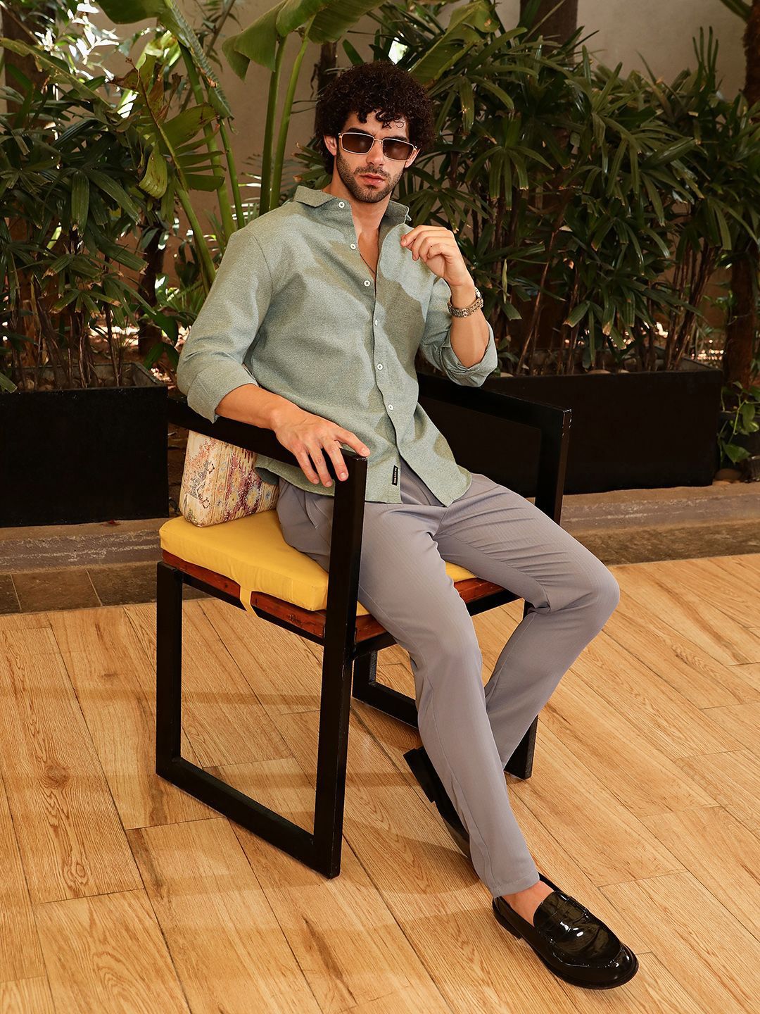 Campus Sutra Men Classic Fit Spread Collar Solid Cotton Casual Shirt