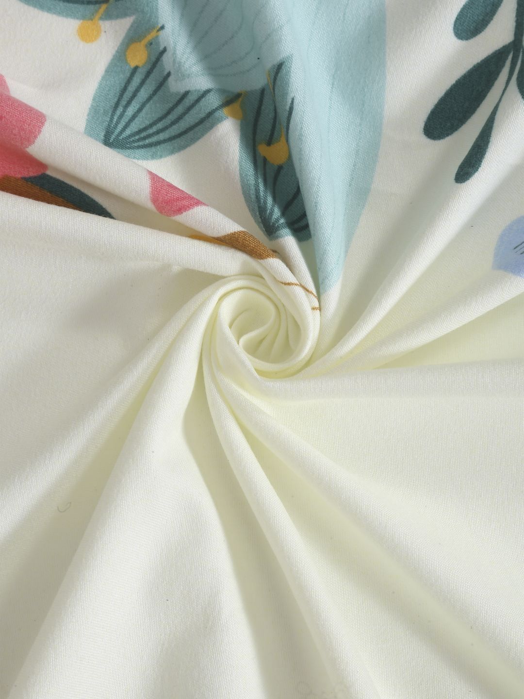 Myntra Elegant Homes Cream Floral Polycotton 300 TC Cadar Tempat Tidur King Halus dengan 2 Sarung Bantal-250 x 220 cm