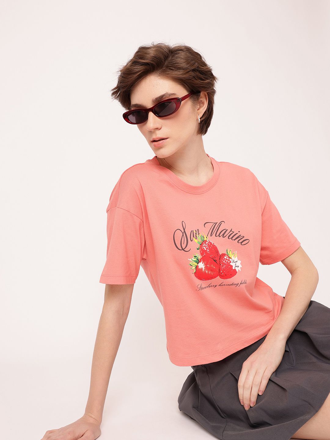 T-shirt berkotak grafik bergaya bandar bergaya di bandar