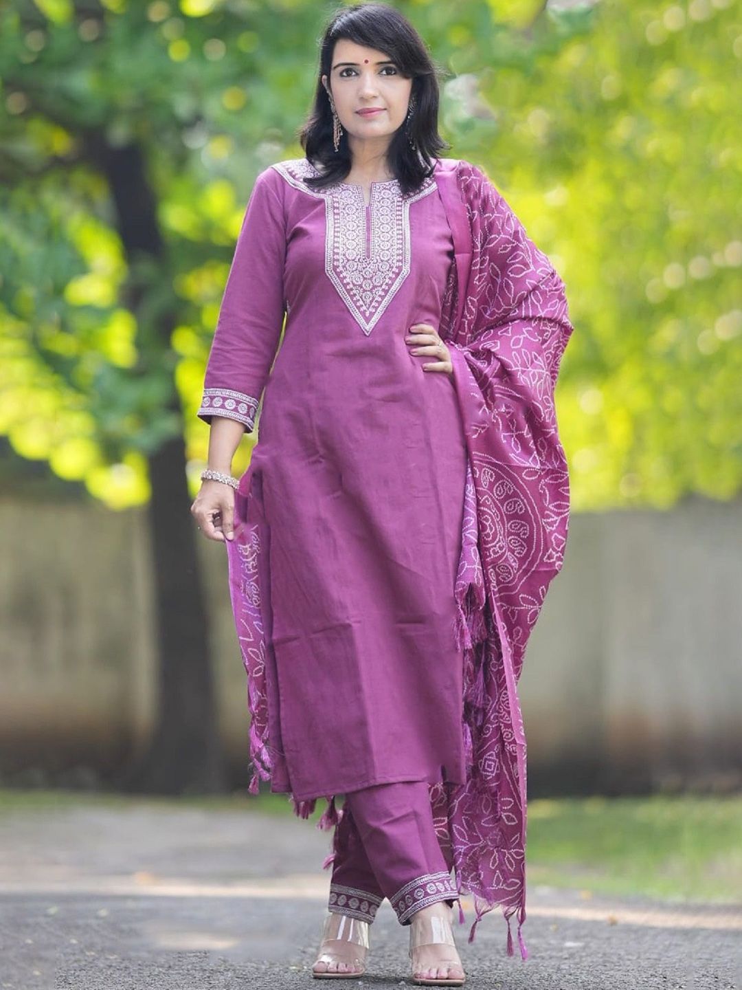 Kalini Floral Comal Nech-Neck Lurus Kurta Sutera Tulen dengan Seluar dan Dupatta
