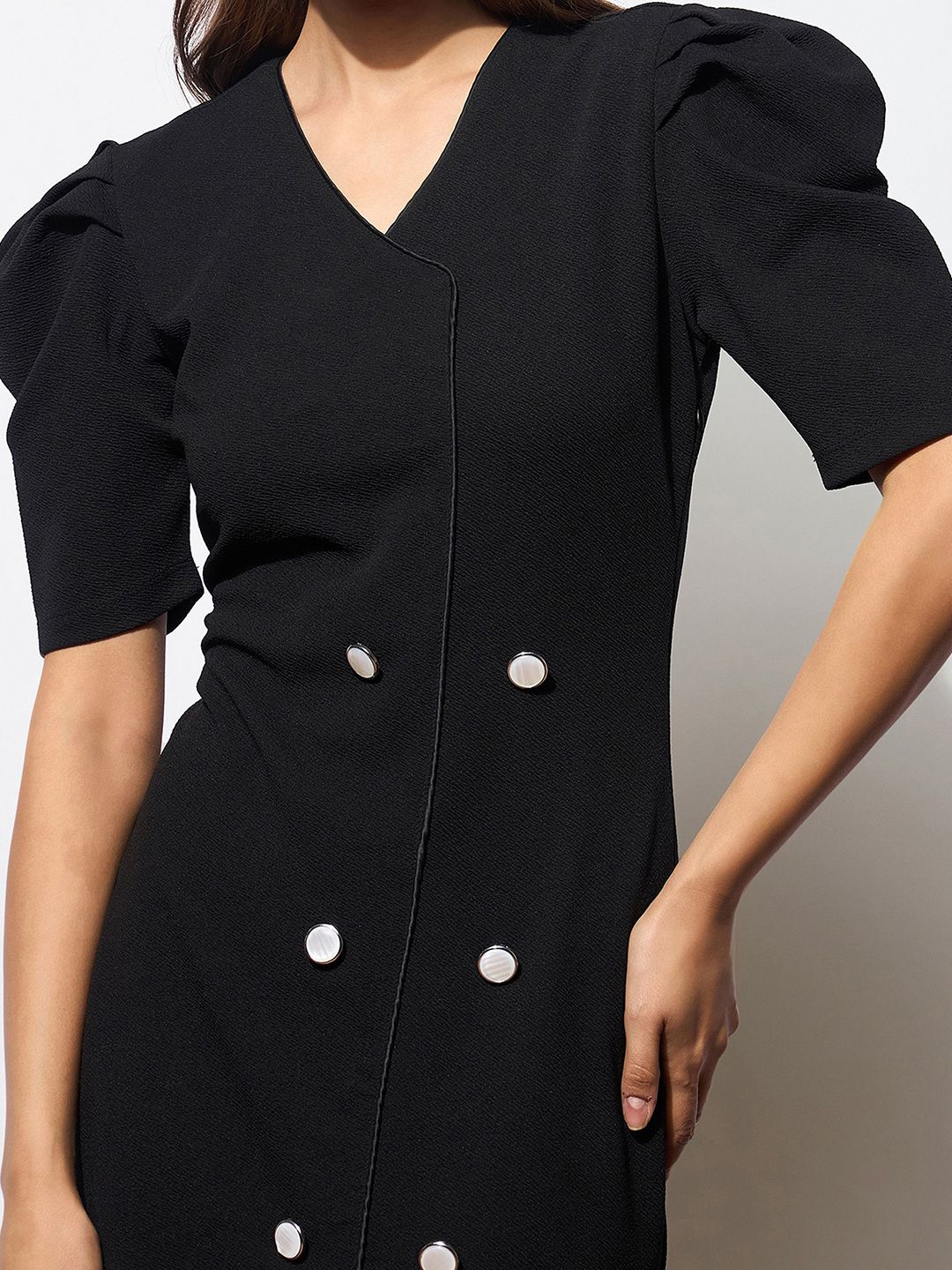 Sassafras wanita v-leher puff lengan dua butang mock placket bodycon midi gaun