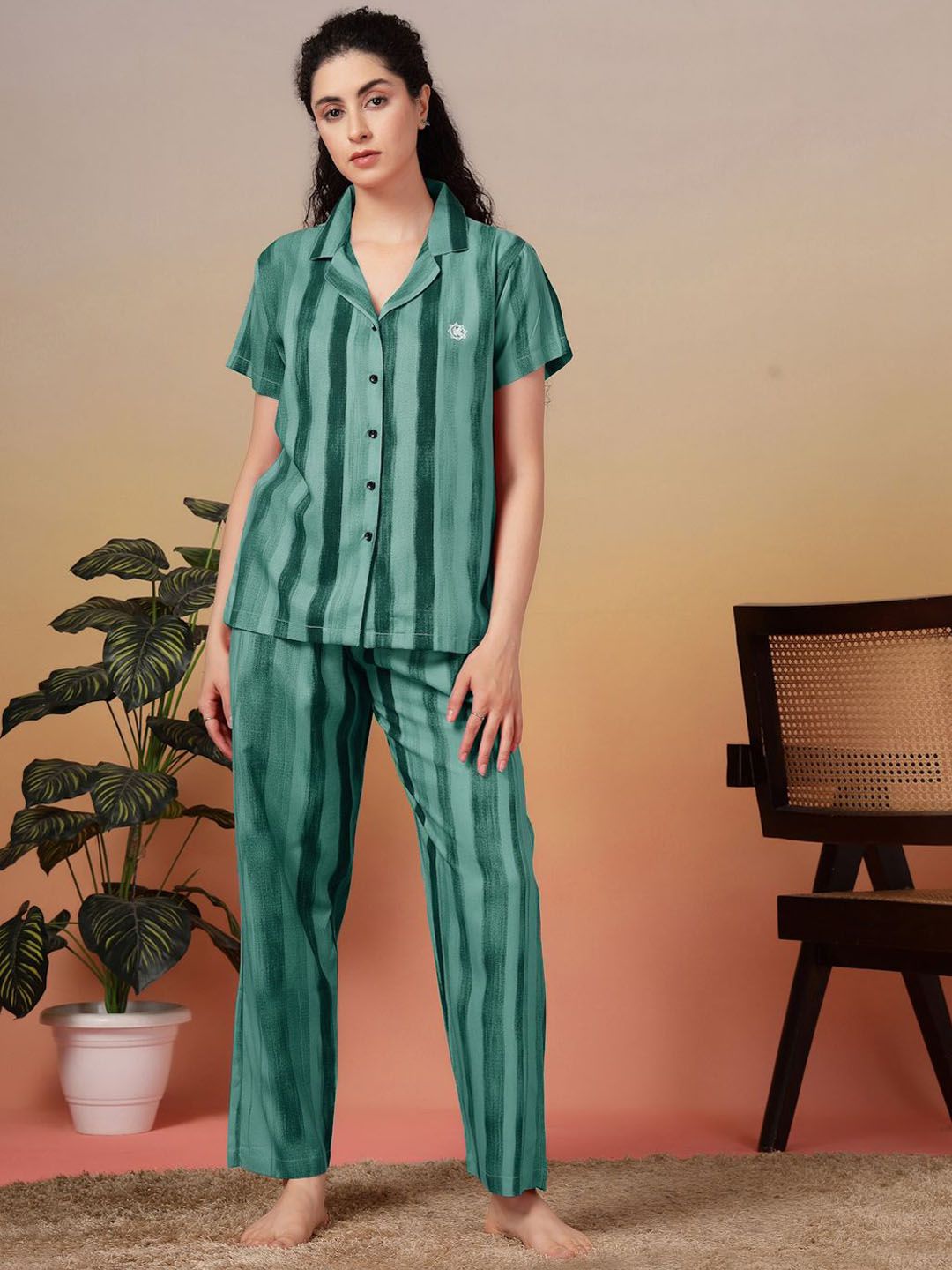 Klotthe wanita bergaris baju baju baju baju malam