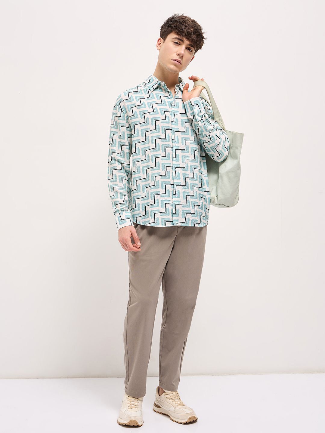 THE BEAR HOUSE Men Spread Collar Geometric Printed Relaxed Fit Casual Shirt