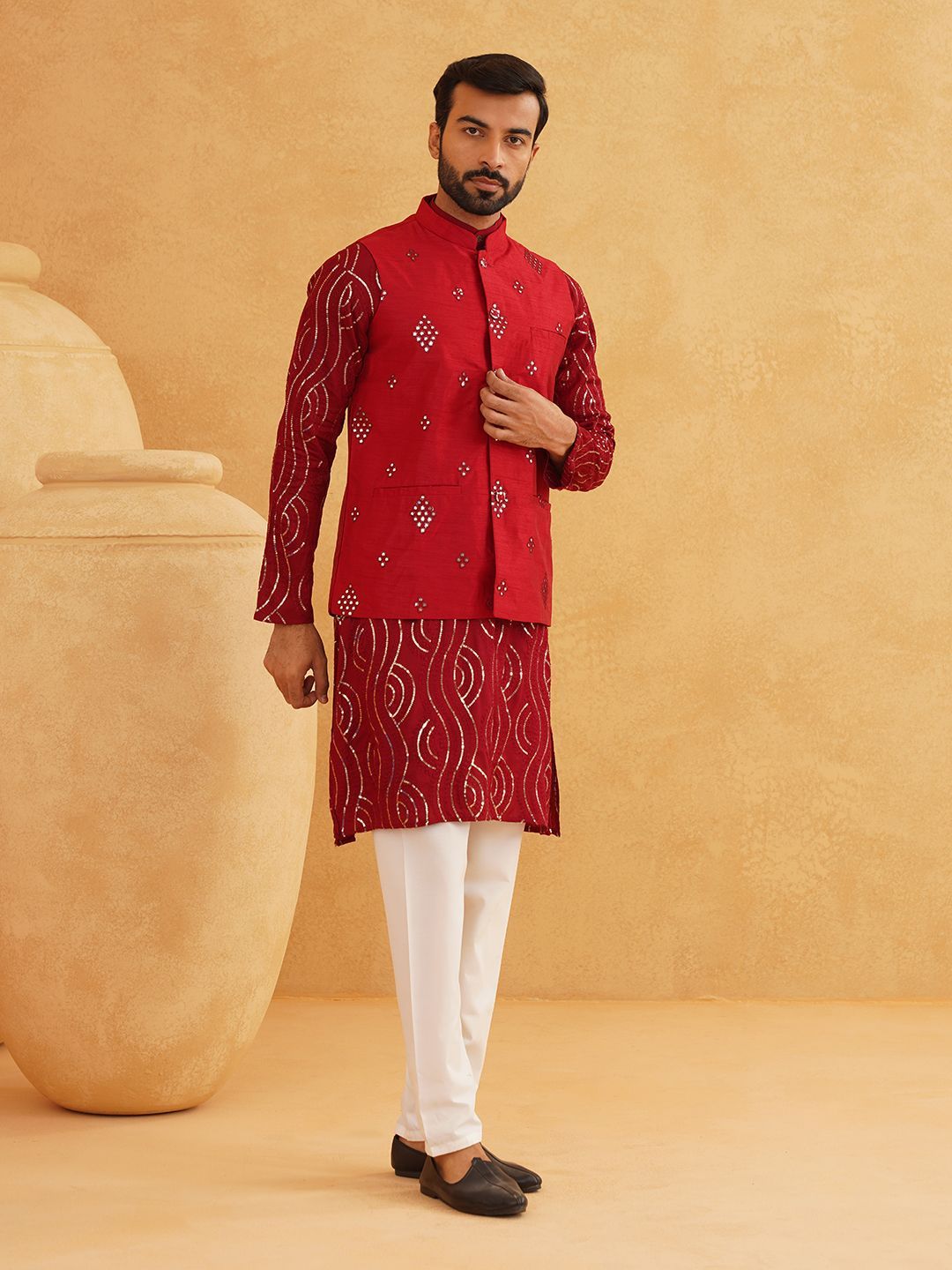 SOJANYA Geometrik Labuci Band Kolar Kapas Tulen Kurta Dengan Churidar Dan Jaket Nehru