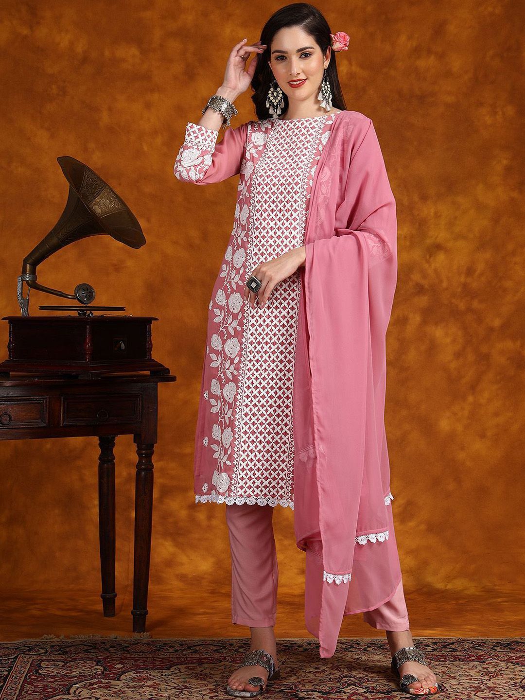 Kalini Floral bersulam chikankari kurta dengan seluar & dupatta