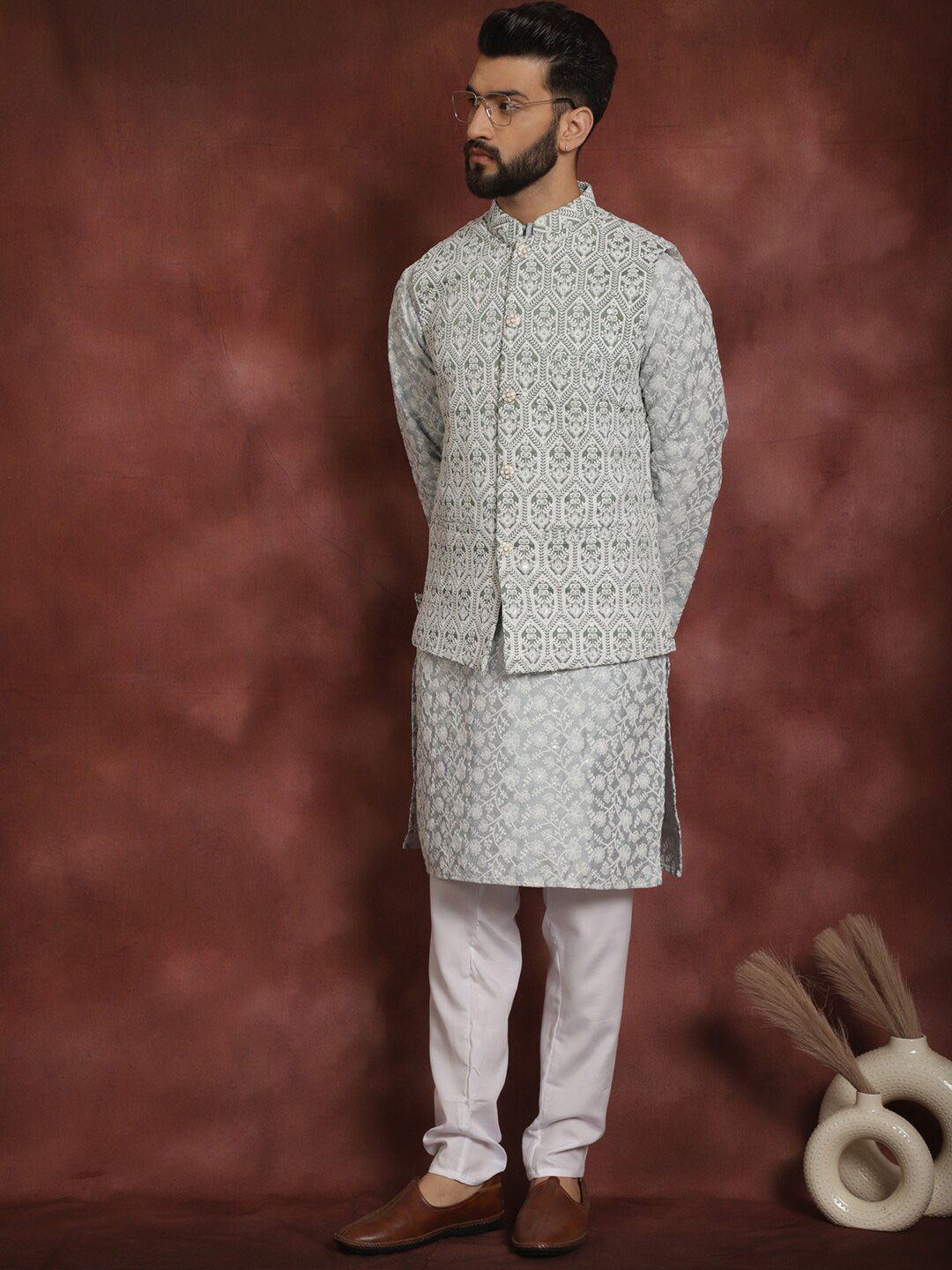Kurta Lurus Kolar Mandarin Bersulam Bunga Kelabu Anouk Dengan Churidar