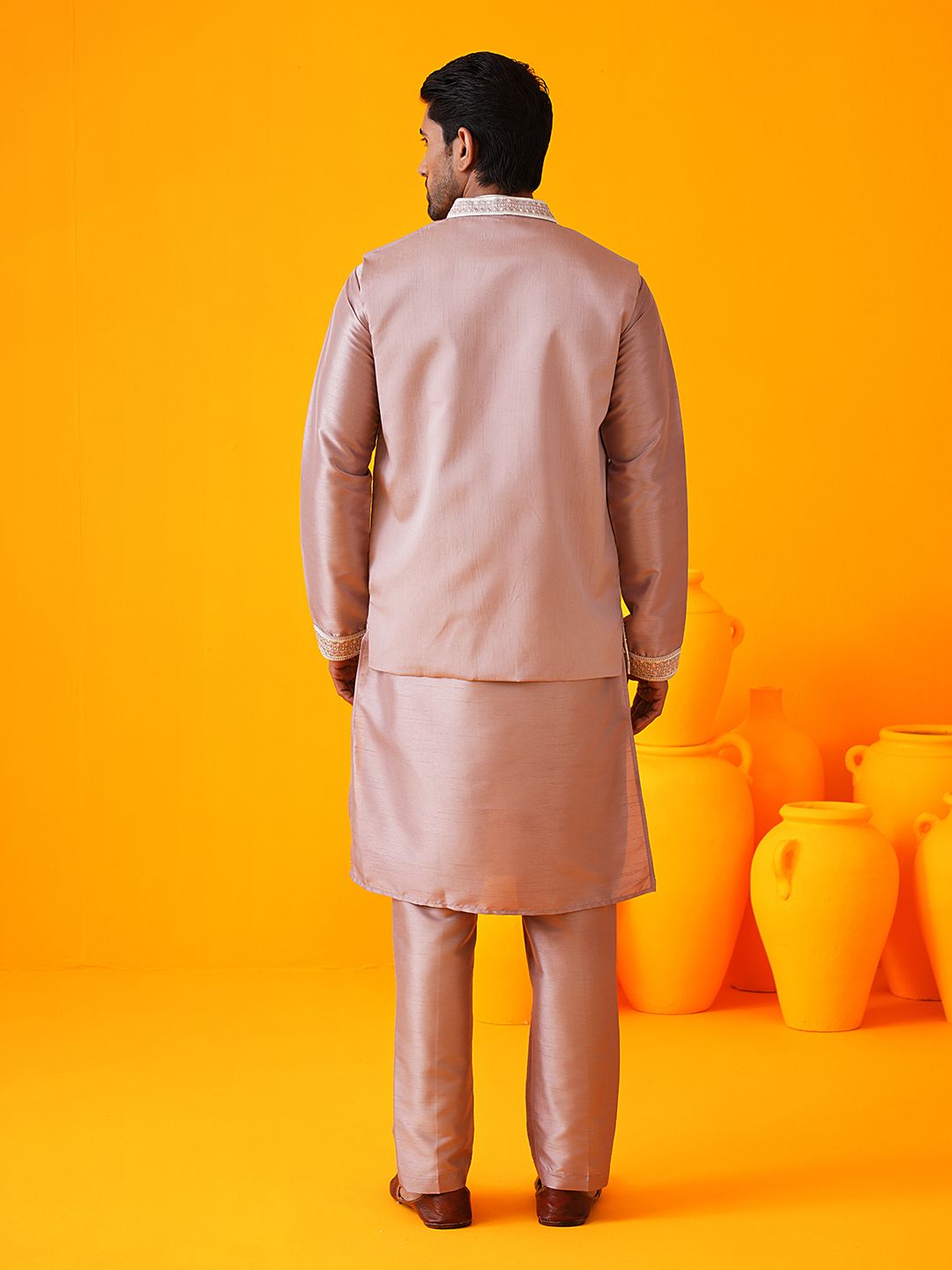 SOJANYA LUXE Motif Etnik Bersulam Kolar Mandarin Kurta Lurus & Seluar & Jaket