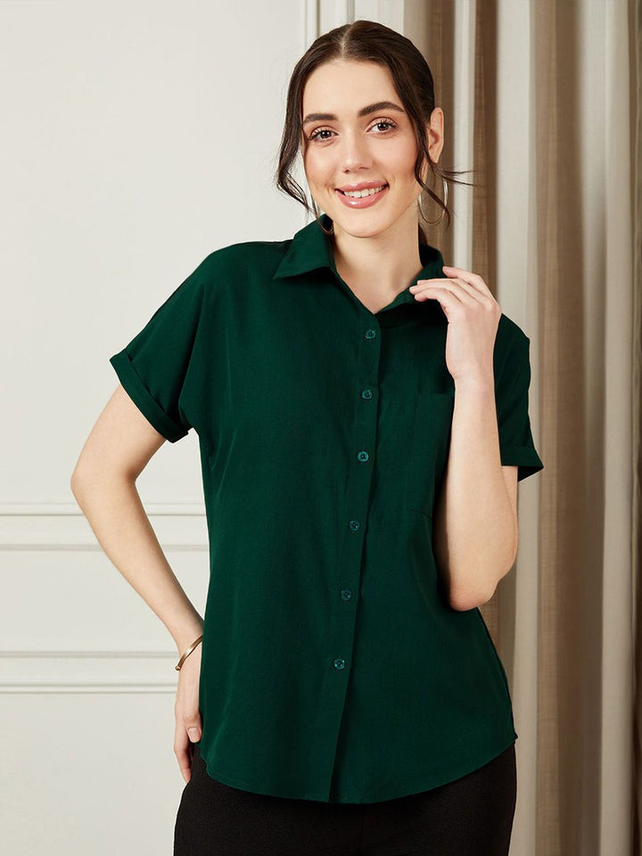Wanita Berrylush menyebarkan baju kasual kolar