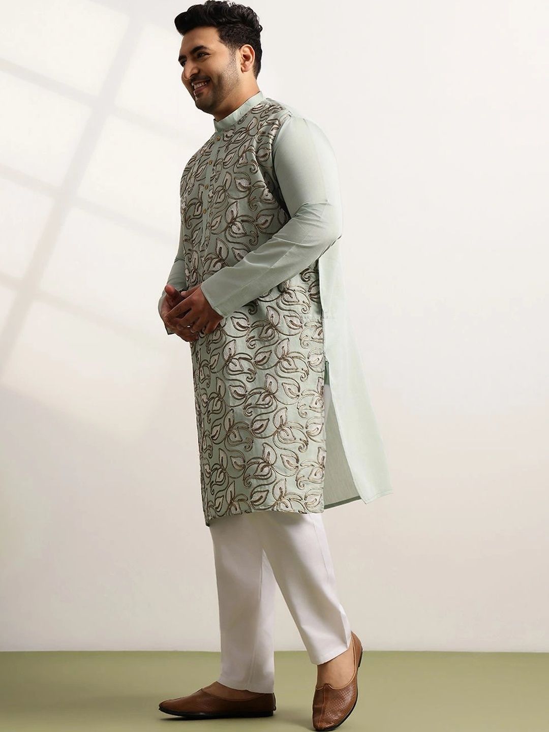 SOJANYA PLUS Men Ethnic Motifs Embroidered Regular Thread Work Kurta with Trousers