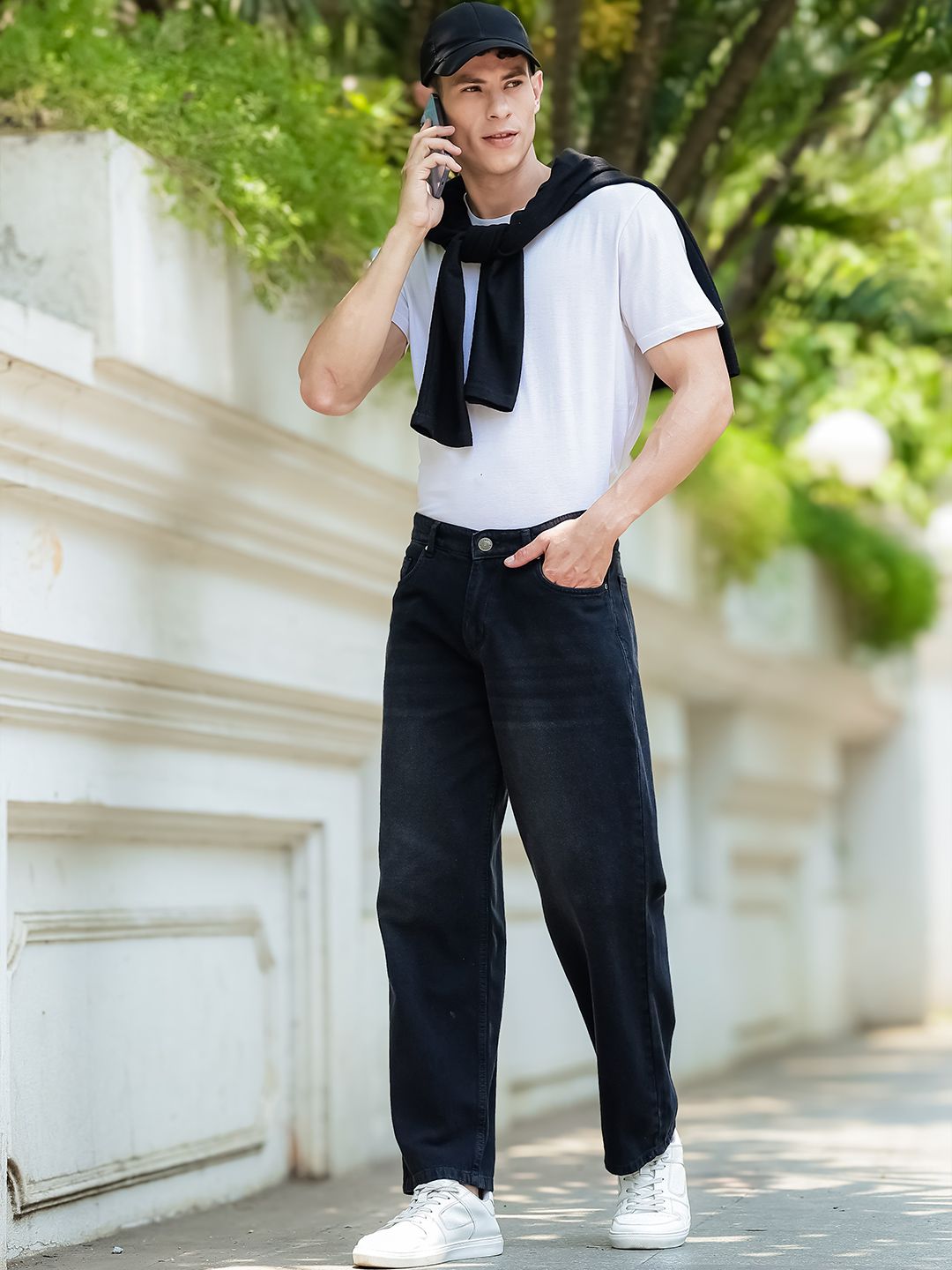 Eszett Men Mid-Rise Light Fade Jeans