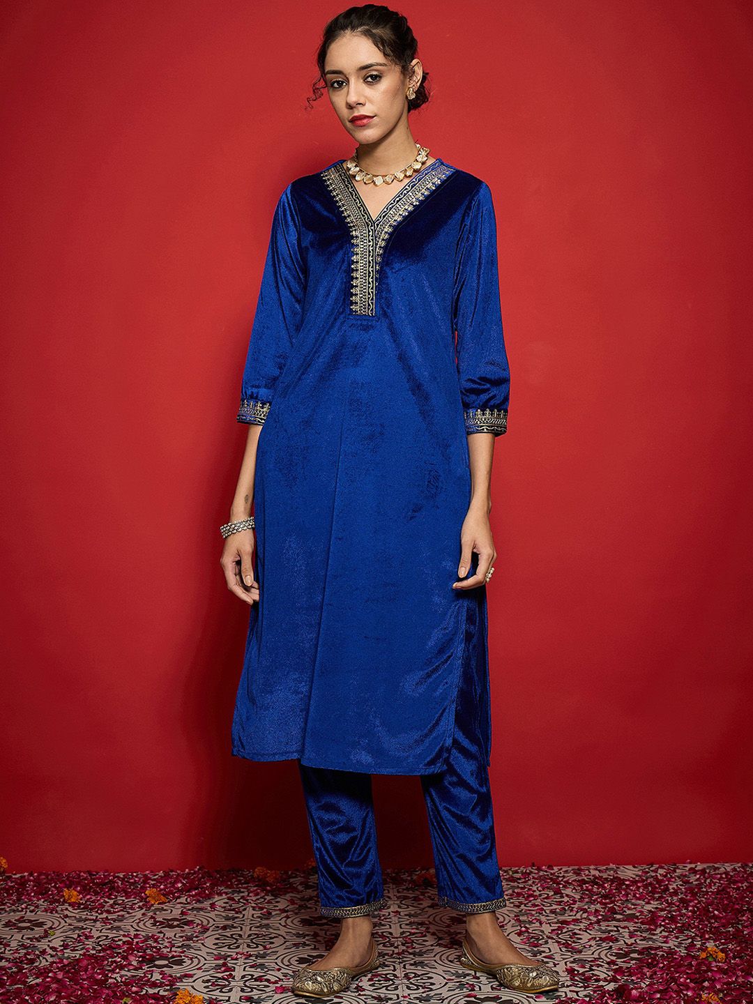 Shae by SASSAFRAS Women Embroidered Grandeur & Majestic Artwork Velvet Kurta