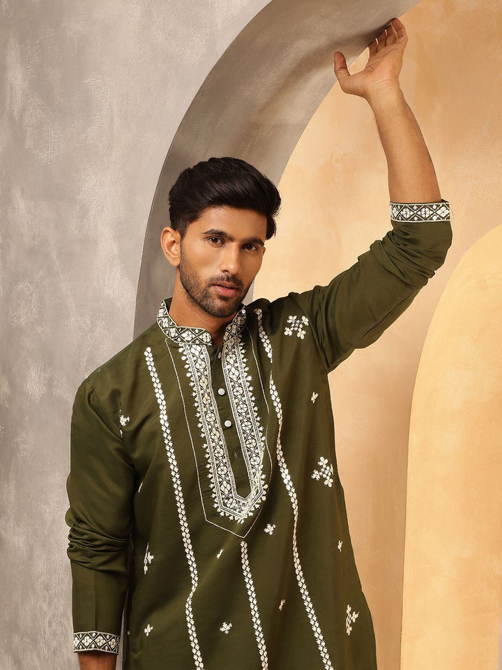 Anouk Geometric Embroidered Mandarin Collar Thread Work Cotton Silk Straight Kurta