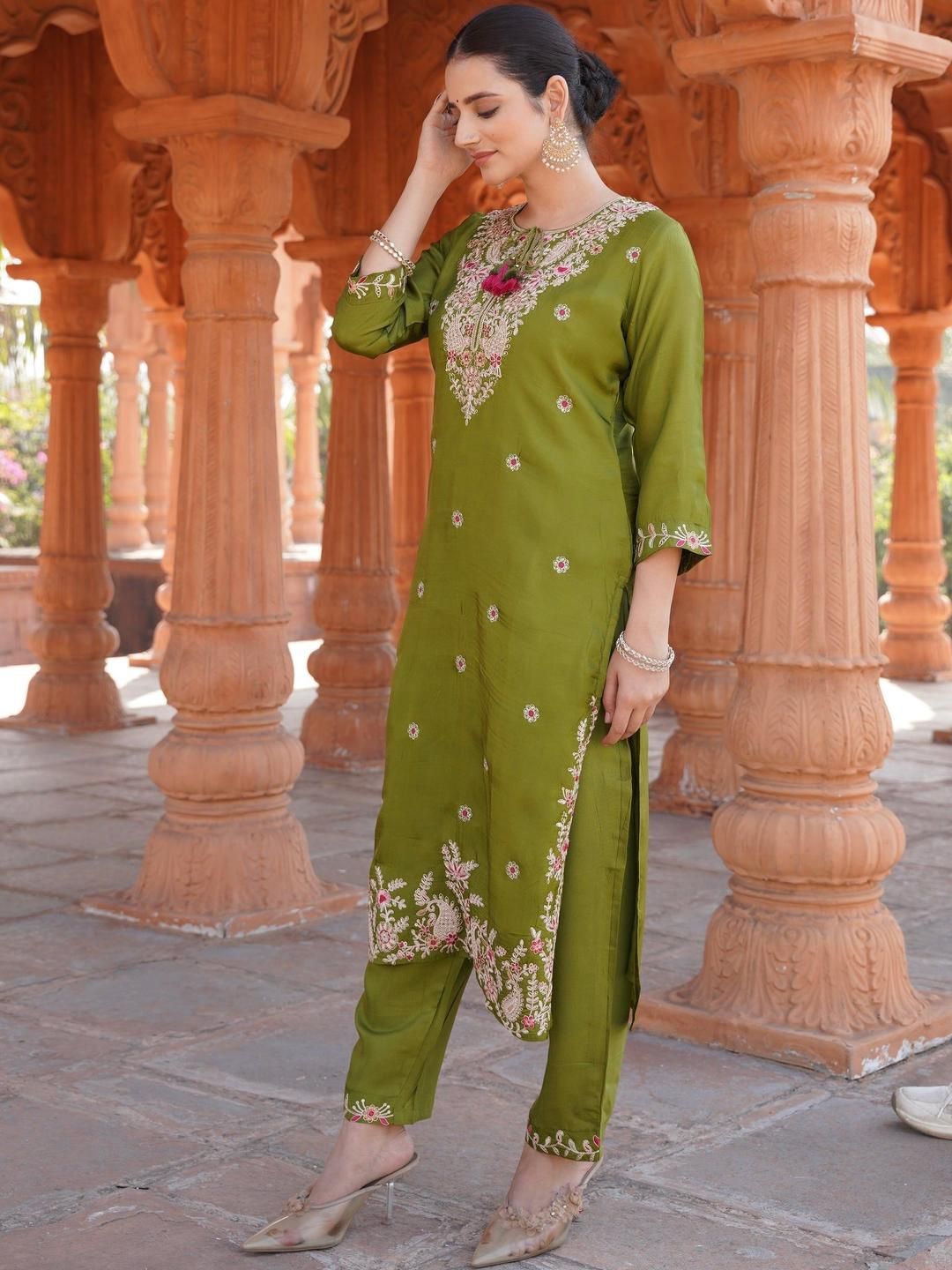 Kalini Wanita Bersulam Lurus Kurta Set