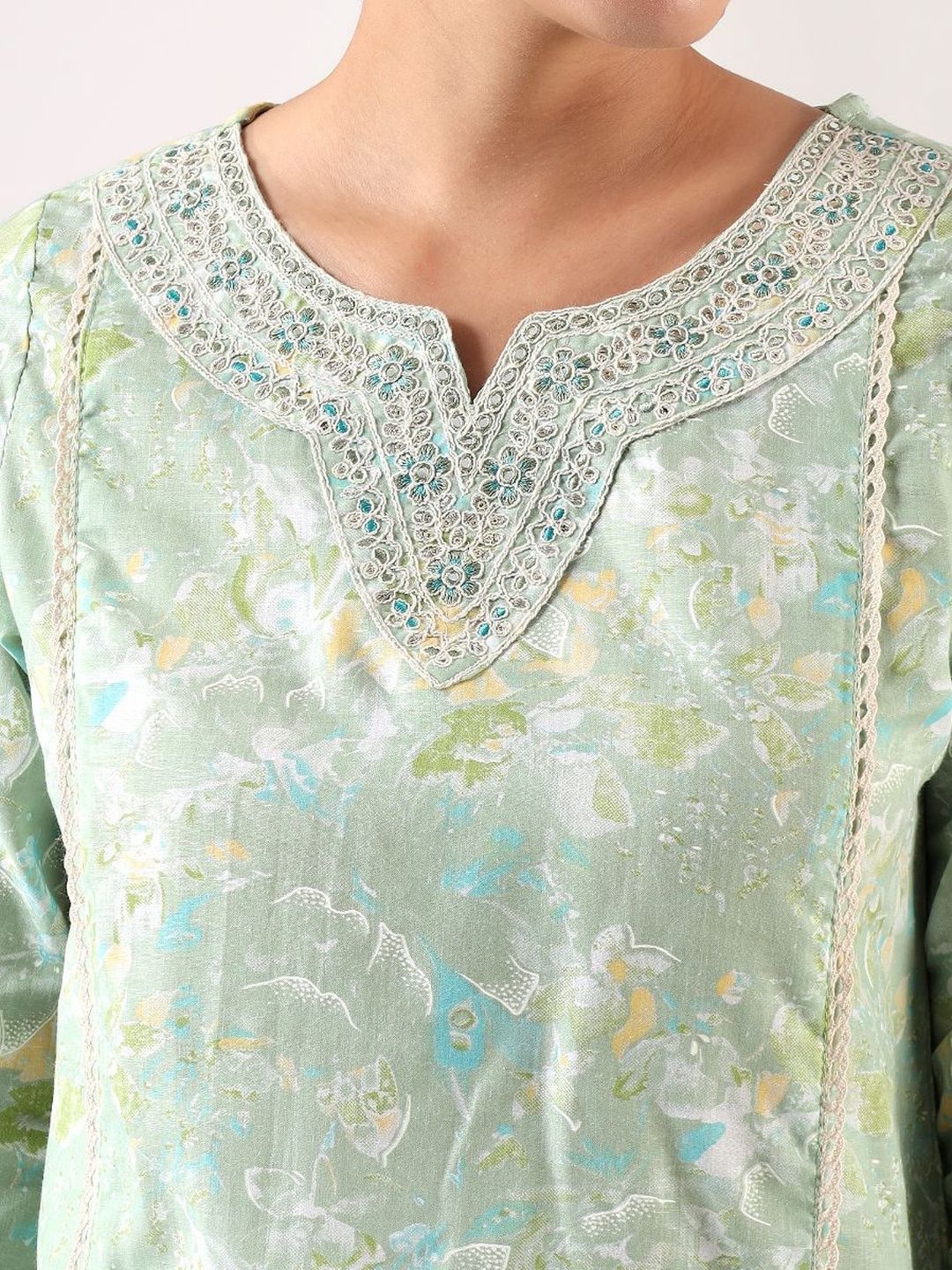 Mamicha Women Floral Printed Regular Thread Work Kurta with Trousers & With Dupatta
