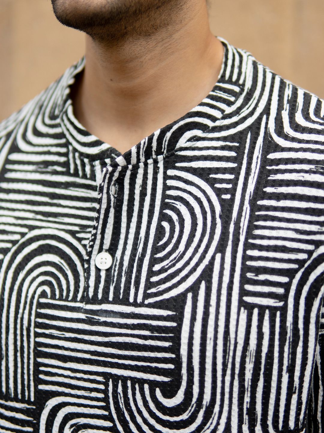 T-Shirt T-Shirt Lengan Powerlook Geometric Henley Neck-Led