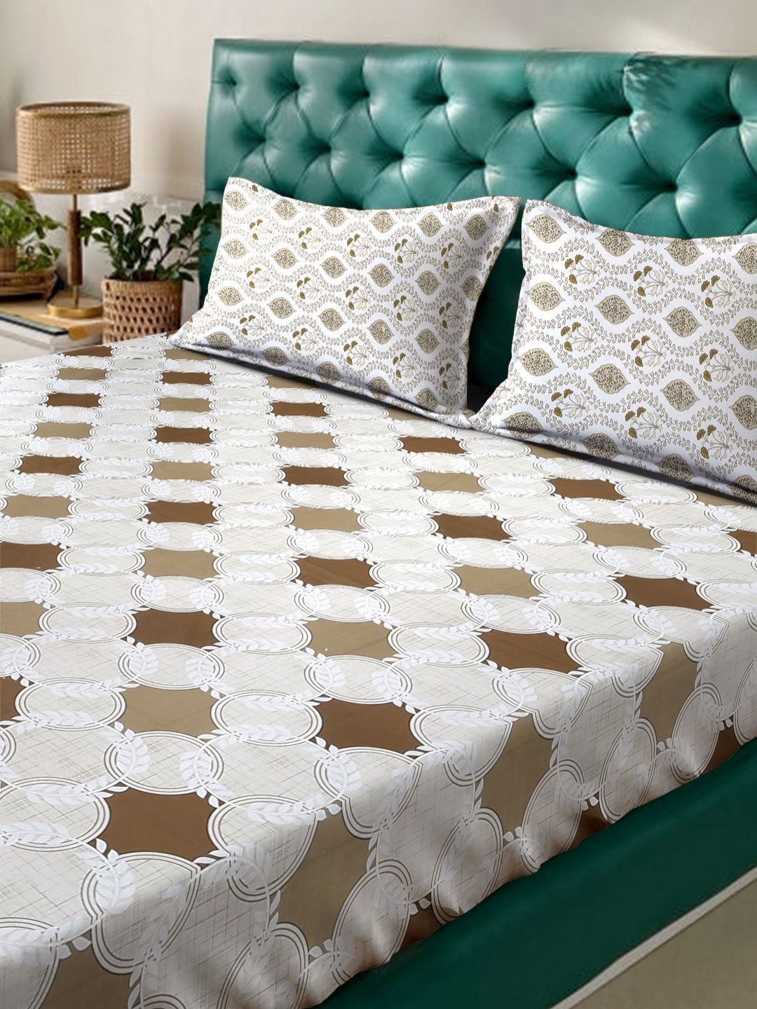 KLOTTHE Beige Geometric Printed Fitted 400 TC Cotton King Bedsheet With 2 Pillow Covers