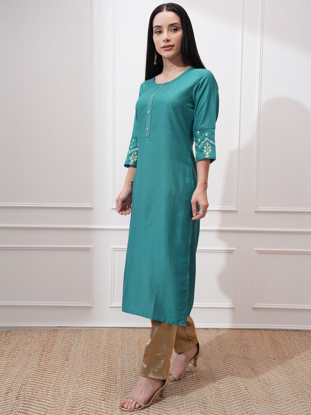 Vishudh Round Neck Three-Quarter Sleeves Thread Work Straight Kurta