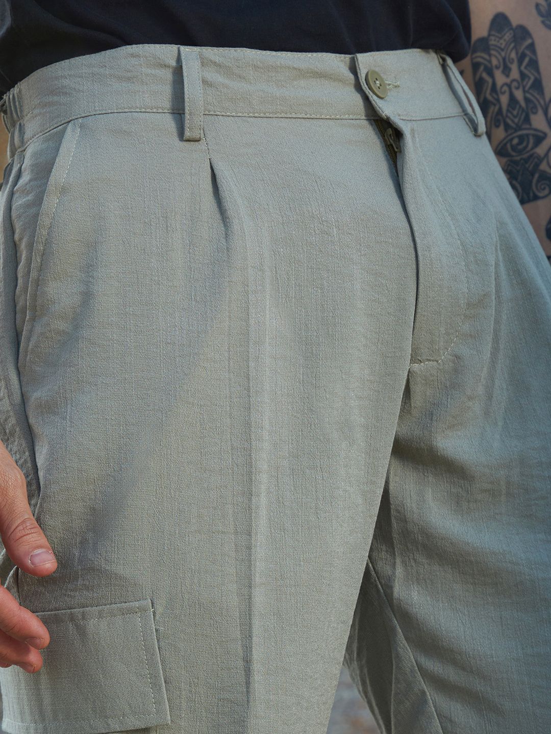 Campus Sutra Men Comfort Pleated Mid-Rise Cargos